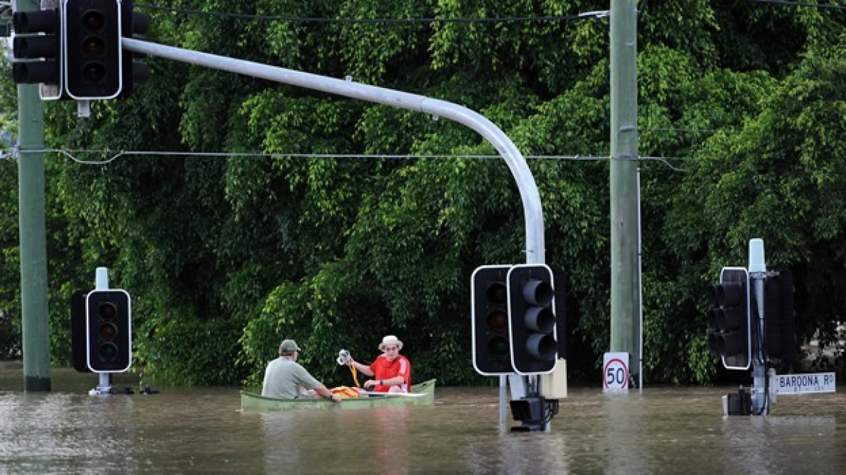 Residentes de Brisbane se trasladan en canoas