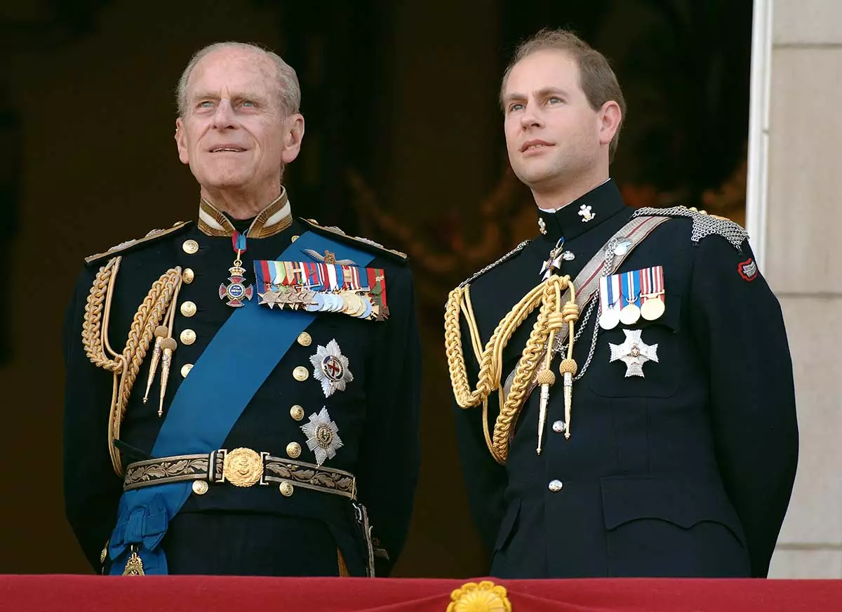 El príncipe Felipe, duque de Edimburgo, y el príncipe Eduardo, conde de Wessex, observan el desfile de aviones británicos y estadounidenses desde el balcón del Palacio de Buckingham en el Día de Conmemoración Nacional en 2005.