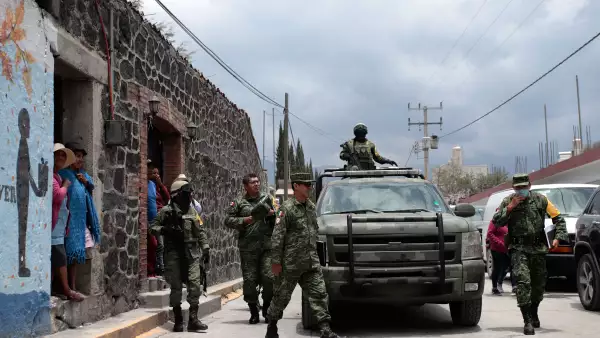 Elementos del Ejército, Guardia Nacional, Protección Civil y Policía Estatal realizan recorridos en el municipio de San Nicolás de los Ranchos por el aumento de la actividad del Volcán Popocatépetl.