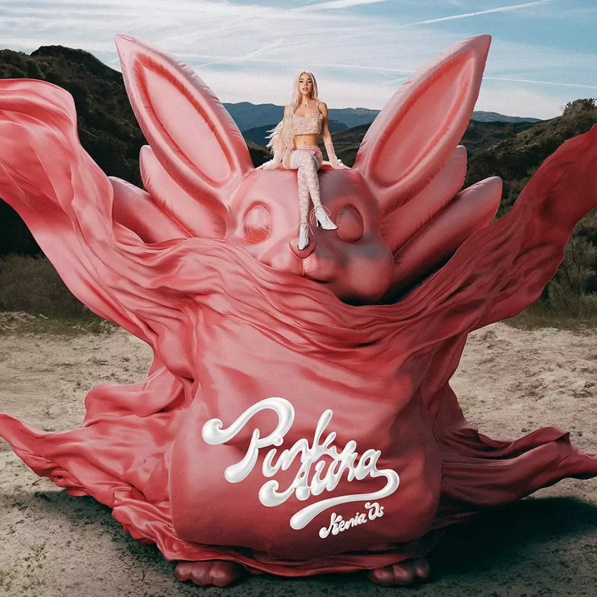 Kenia Os demuestra con "Pink Aura" que está en su era más femenina y coquette