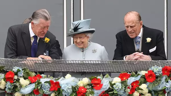 Sir Michael Oswald, la reina Isabel y Felipe de Edimburgo