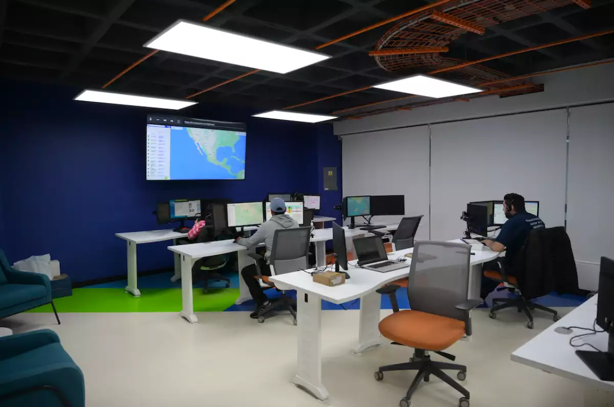 imagen de un centro de monitoreo de IPS equipado con tecnologías e innovaciones de para monitoreo y la vigilancia de sitios.