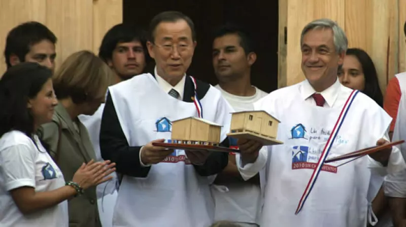 El secretario general de la ONU, Ban Ki-moon (c), con Sebastián Piñera, presidente electo (d), anuncian un programa para construir casas