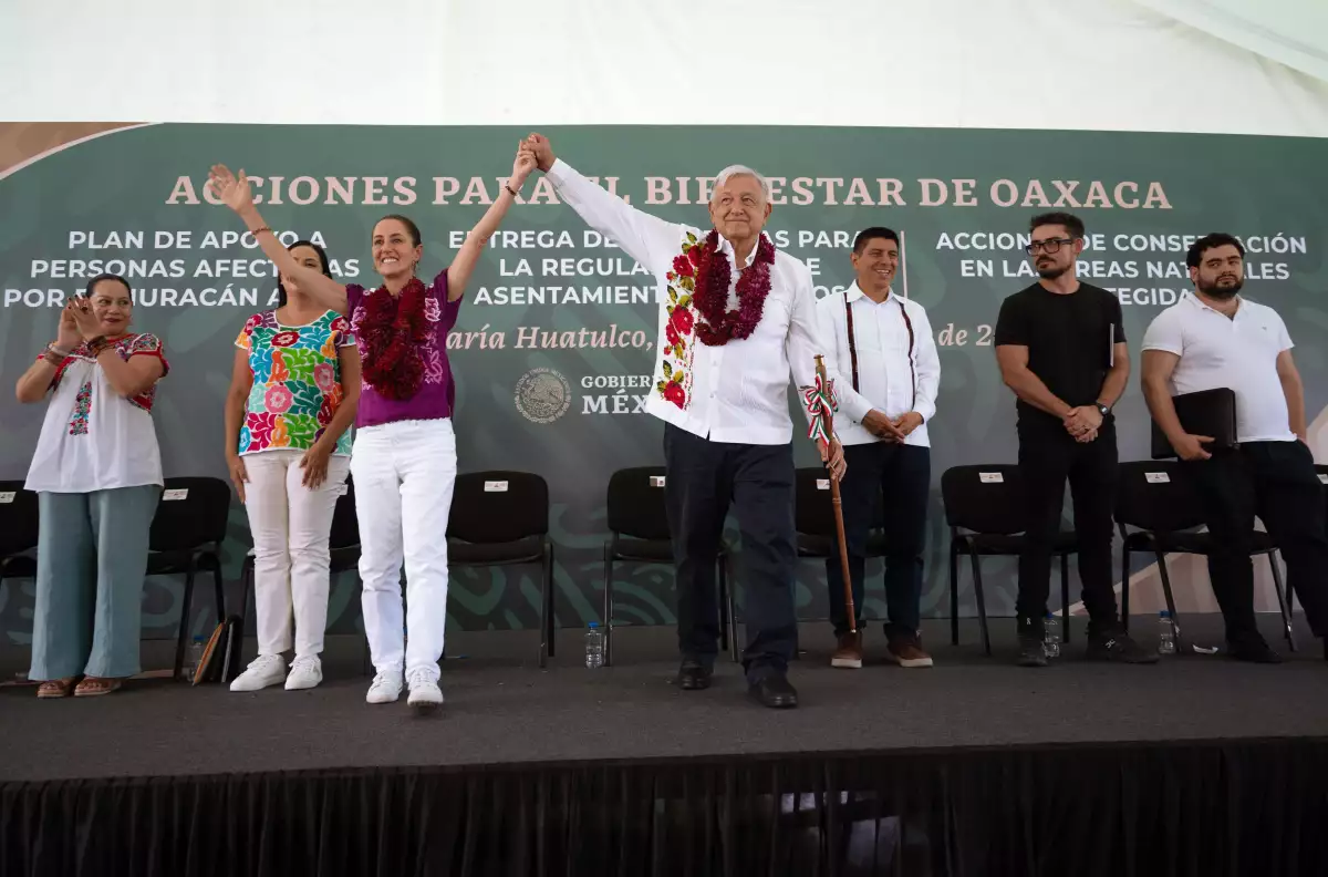 AMLO y Sheinbaum cumplen un mes en gira, ¿qué promesas han hecho en los estados?