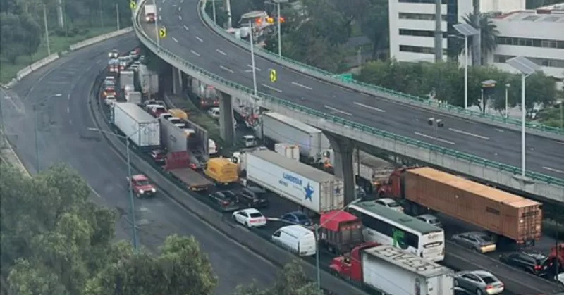 Tras bloqueo, el tráfico lento complica el paso en la México-Querétaro