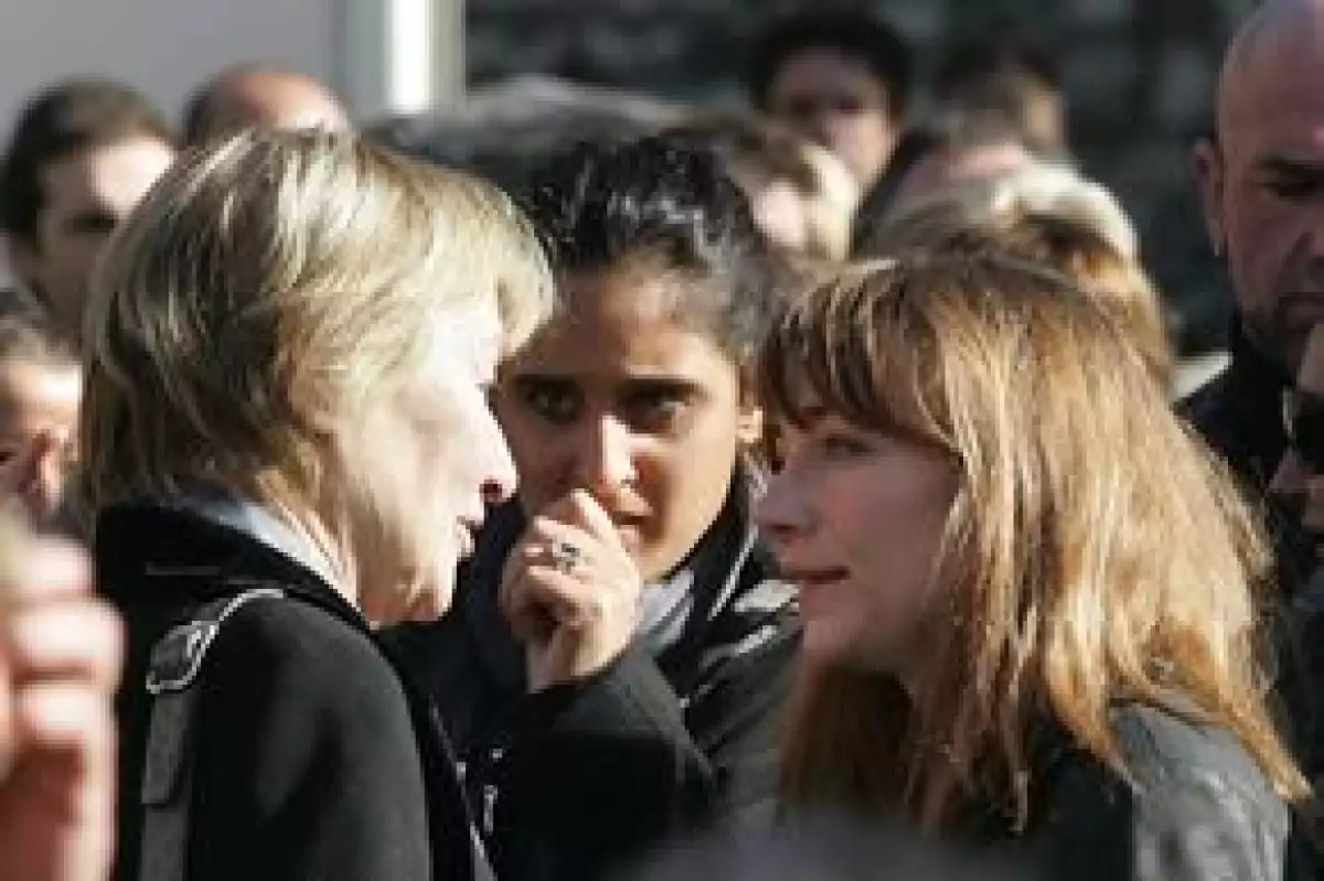 Aquí la mamá de Carla Bruni (derecha), Marisa Borini, dándole el pésame a la hermana de Depardieu, Julie.