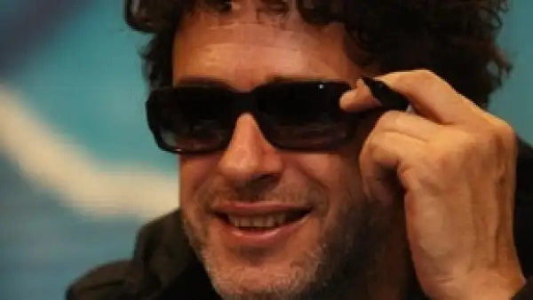 El roquero argentino experimentó una disminución del edema cerebral que lo mantiene hospitalizado en Venezuela y su estado de salud se encuentra estable, informó hoy el portal digital del artista.