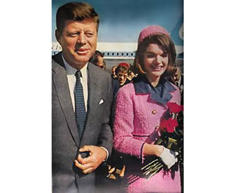 El mítico vestido que portaba la esposa del ex presidente de Estados Unidos cuando lo asesinaron,  ha causado de nueva cuenta controversia debido a su procedencia.