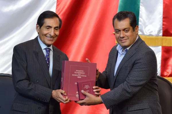 El secretario de Hacienda, Rogelio Ramírez de la O, entrega el Paquete Económico 2022 en la Cámara de Diputados.