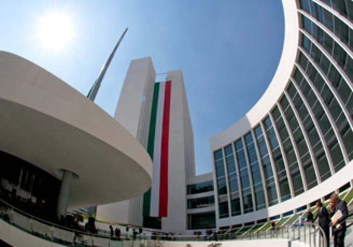 El edificio central albergará al Pleno y su fachada representa el pico del águila. (Foto: Cortesía Grupo Indi.)