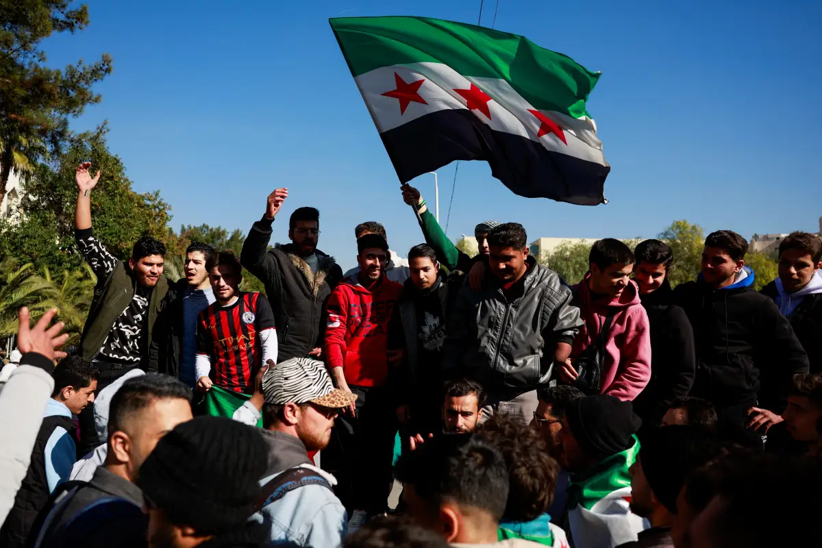 La gente se reúne después de que el Bashar al-Assad de Siria fuera derrocado, en Damasco, Siria, el 15 de diciembre de 2024.