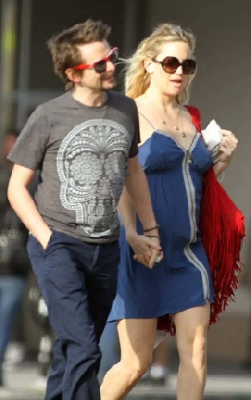 La actriz y su pareja el vocalista de Muse, Matt Bellamy, se convirtieron en padres de "un niño muy sano" que nació este sábado.