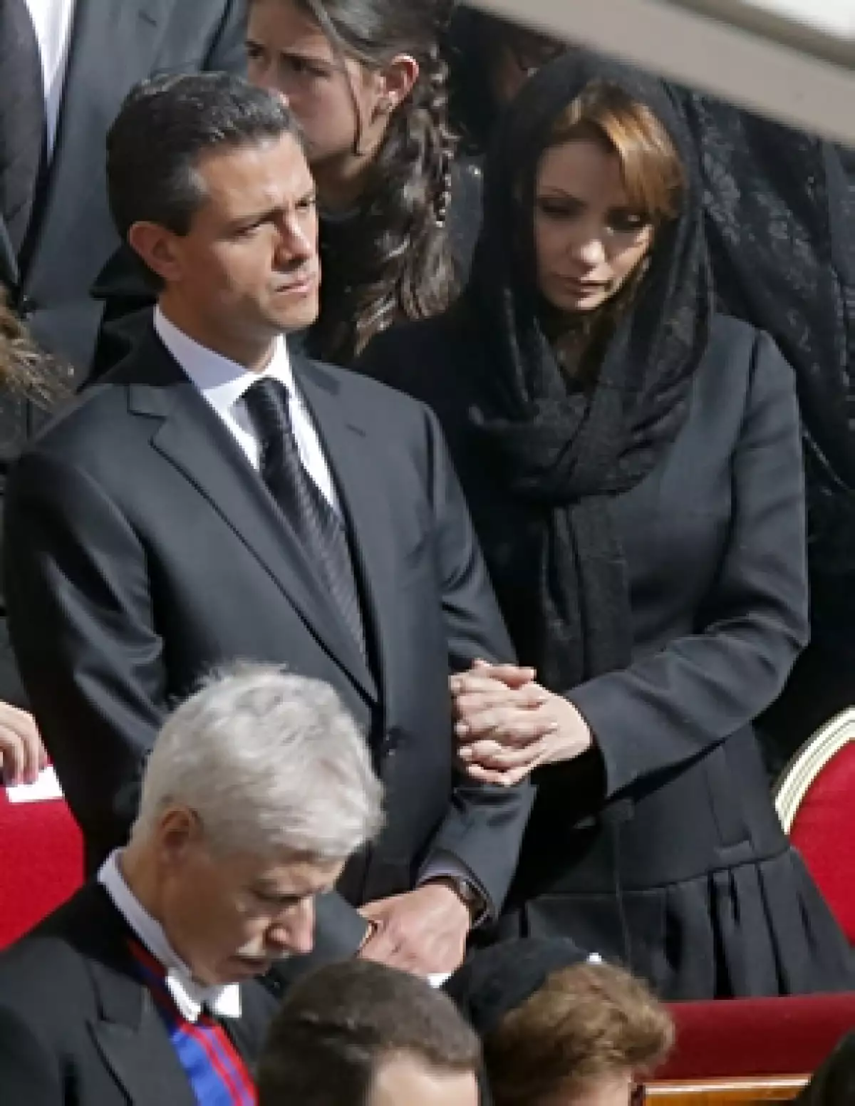 El presidente de México le entregó un solideo como parte de una tradición católica. También estuvieron presentes dos de sus hijas, Nicole Peña y Fernanda Castro.