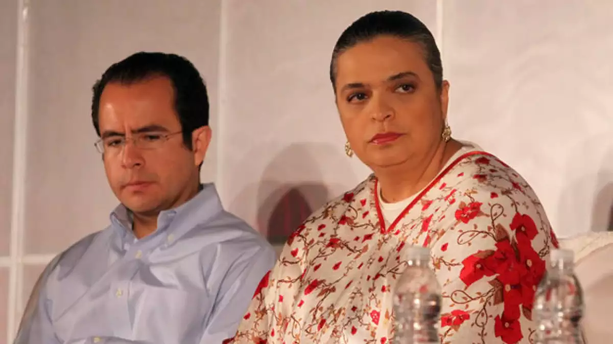 Los presidentes del PAN, César Nava, y del PRI, Beatriz Paredes, firmaron un pacto sobre los comicios de 2011 en el Estado de México