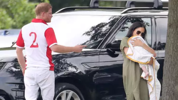 Meghan y Harry con su bebé Archie durante un partido de polo