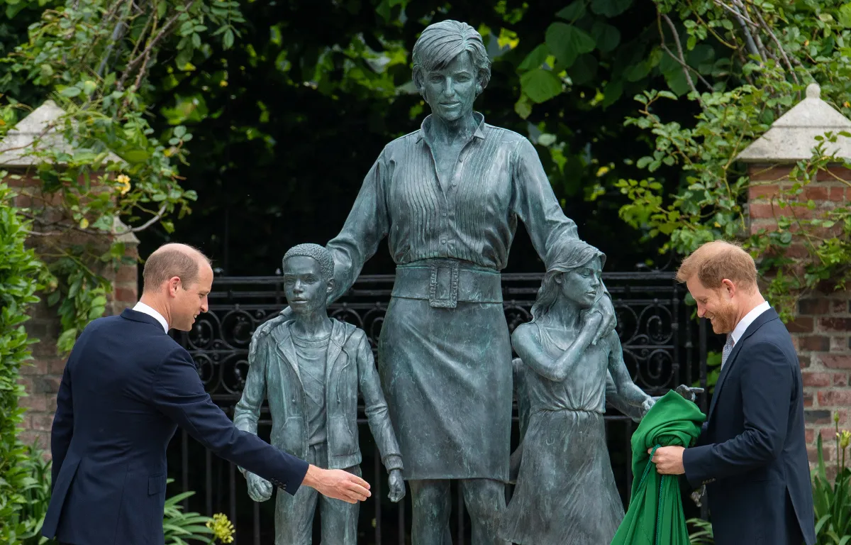 Príncipe William y príncipe Harry, sobrinos de Charles Spencer, hermano menor de la princesa Diana