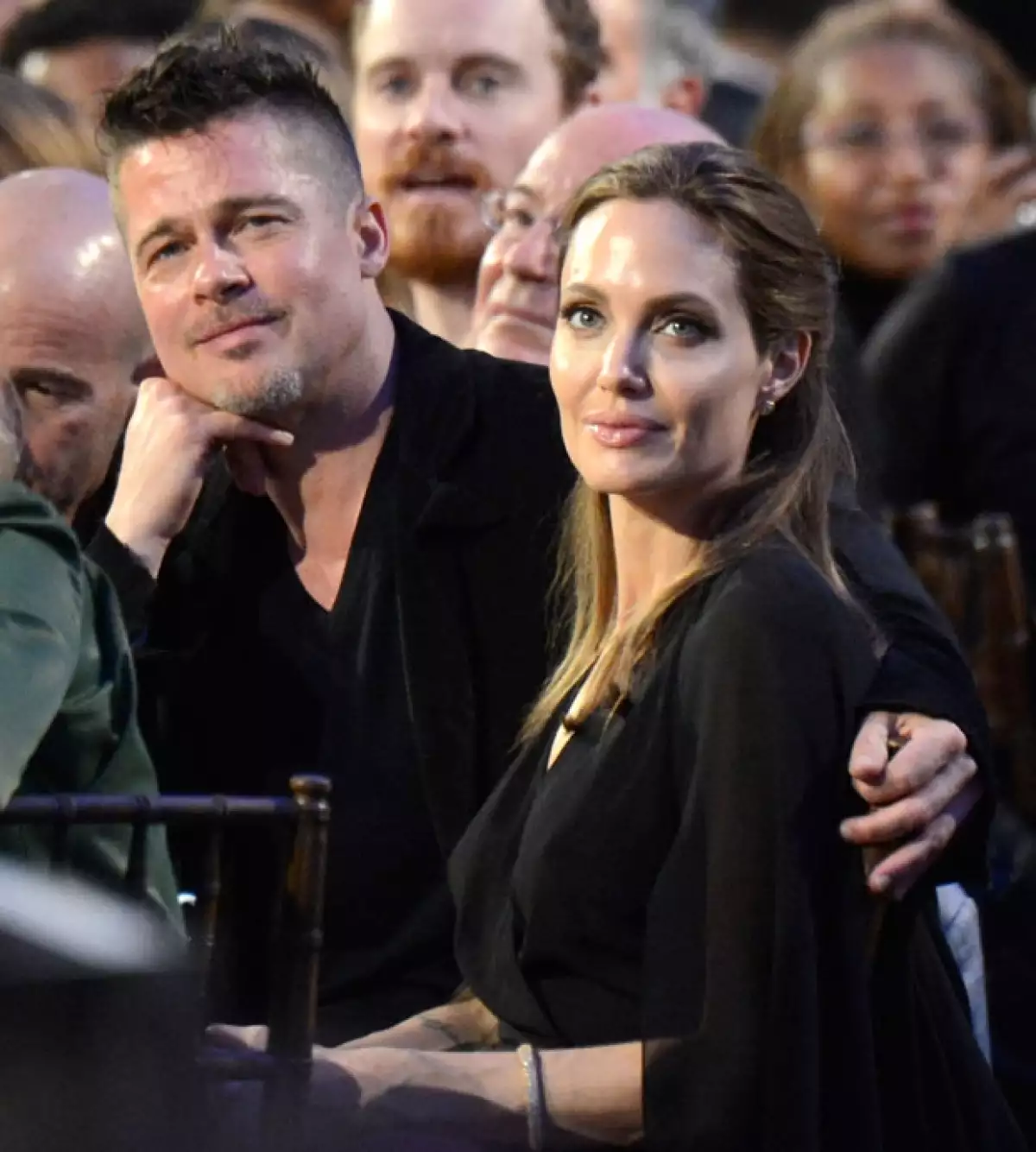 Angelina dijo a un medio lo feliz que estaba por el éxito de su prometido.