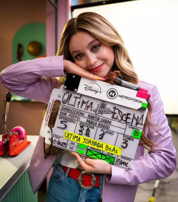 La cantante y actriz mexicana Karol Sevilla