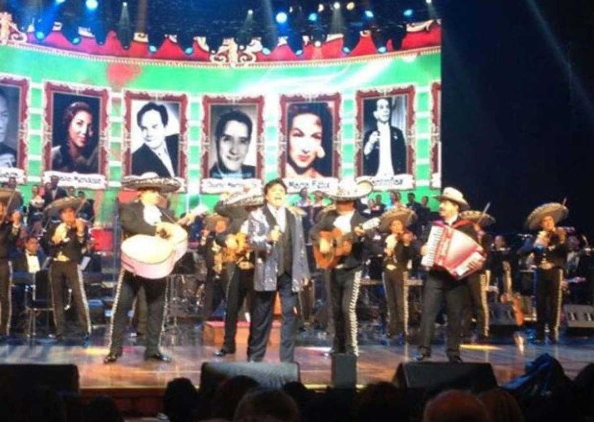 En un concierto privado con invitados especiales como los gobernadores de Chihuahua, César Duarte y Michoacán, Jesús Reyna, "El divo de México" ofreció una emotiva velada en honor a su carrera.