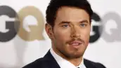 Kellan Lutz en la premiación del Hombre del Año de GQ.