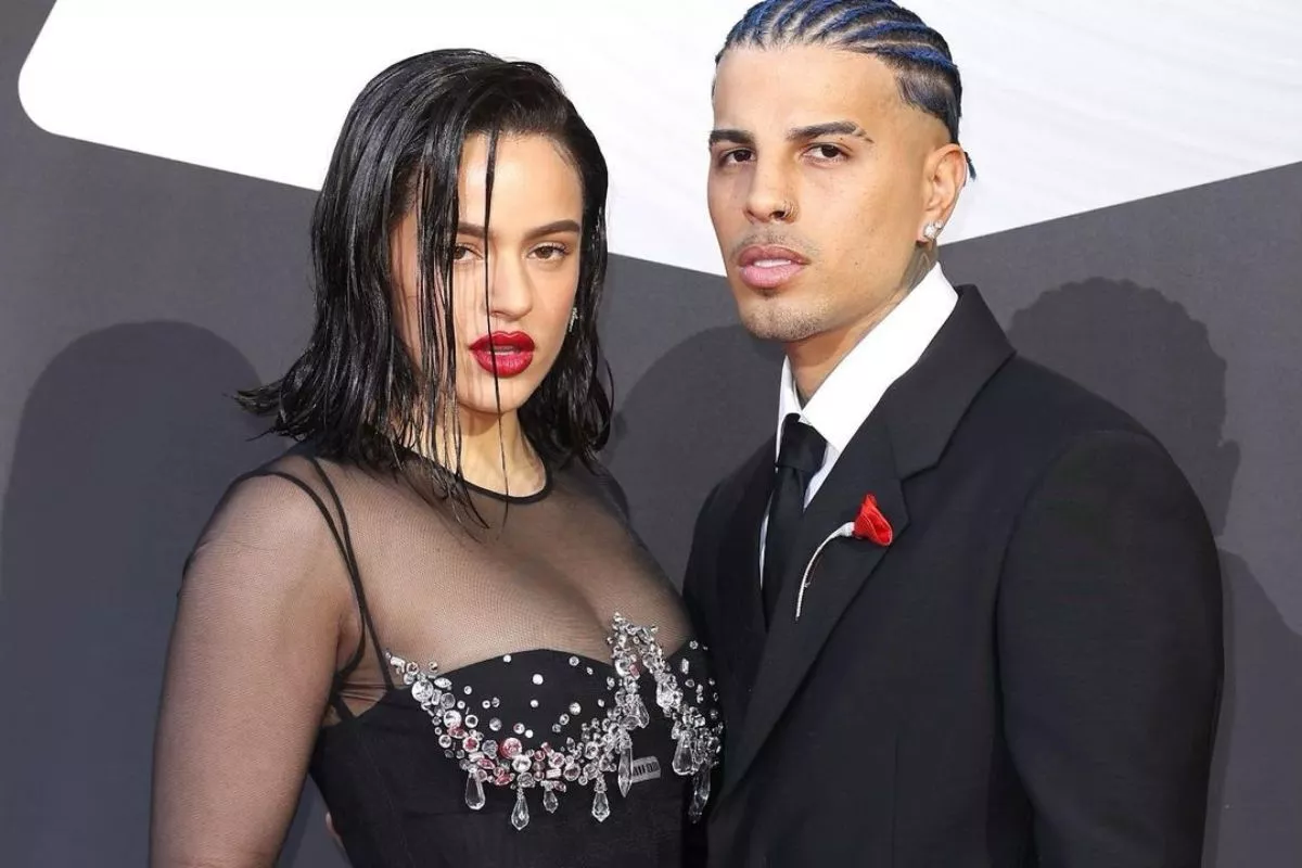 Rosalía y Rauw Alejandro en la alfombra roja de los Grammys 2022