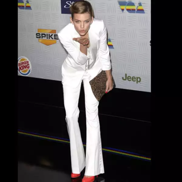 AnnaLynne McCord se ve increíble con este traje sastre color hueso, pero el elemento clave fueron los zapatos color coral, muy `cool´ para usar de día más que de noche.