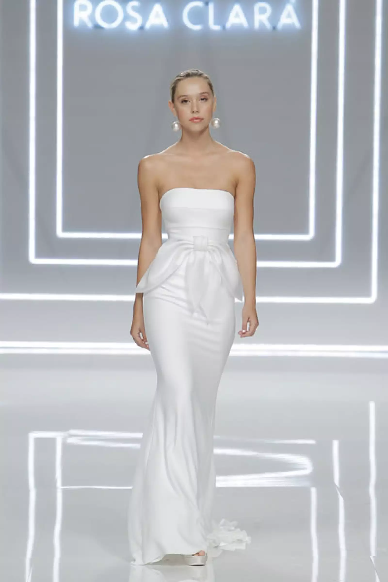 Vestido Nicole de crepe de seda con escote palabra de honor y lazo tulipan de organza de seda.