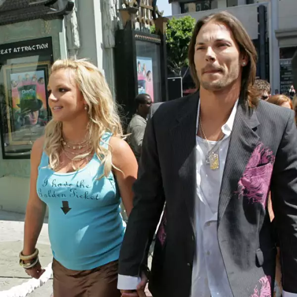 Britney Spears y Kevin Federline. La cantante decidió casarse con uno de sus bailarines en 2004, sin embargo luego del nacimiento de su primer hijo, Sean Preston en 2005, los problemas comenzaron pues ella tuvo depresión postparto que no supo manejar y la volvió inestable emocionalmente. Tuvo un segundo embarazo y Jayden James nació un año después. Finalmente se divorciaron en 2007 y él se quedó con la custodia de los dos pequeños.