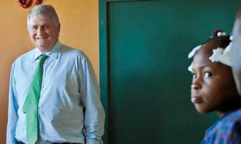 O'Brien saluda a los estudiantes de una de las escuelas que su empresa financia en Puerto Príncipe. (Foto: Reuters)