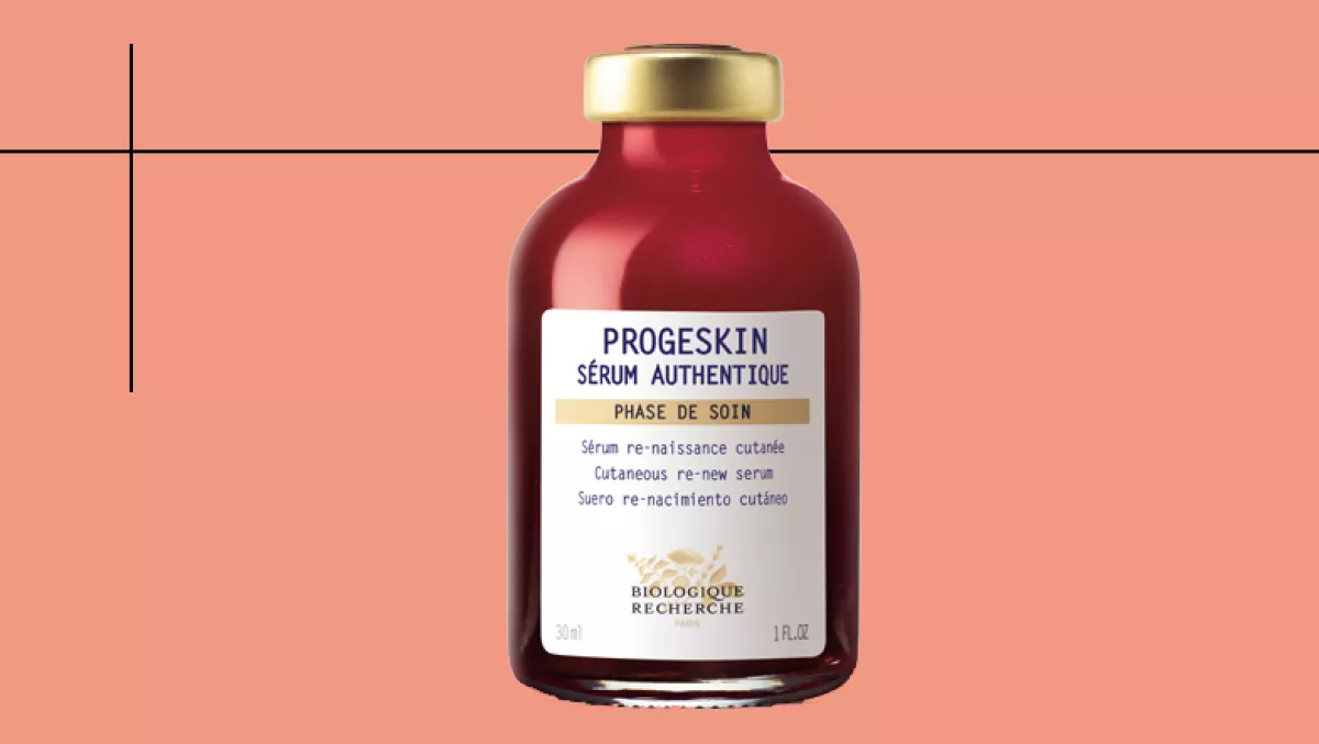 Foto de perfumes y productos de cuidado de la piel para hombres.