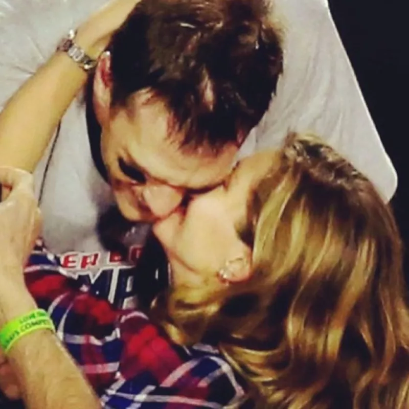 La supermodelo felicitó a su esposo por su victoria ante los Halcones de Seattle en Super Bowl XLIX.