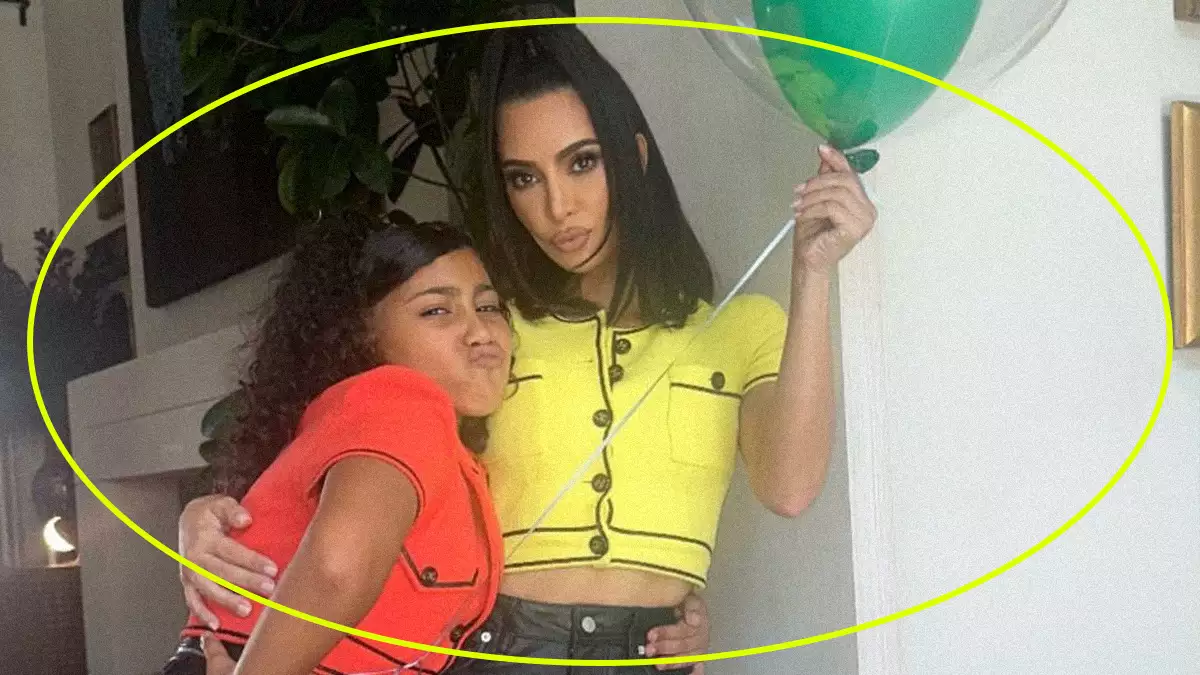 Kim Kardashian y North West usan tops coordinados de Chanel.