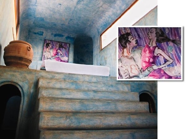 En las recamanras que están a un lado de la biblioteca, sólo hay una cama en medio de dos pequeñas ventanas. Resalta una pintura de unos amantes que evocan a la seducción.