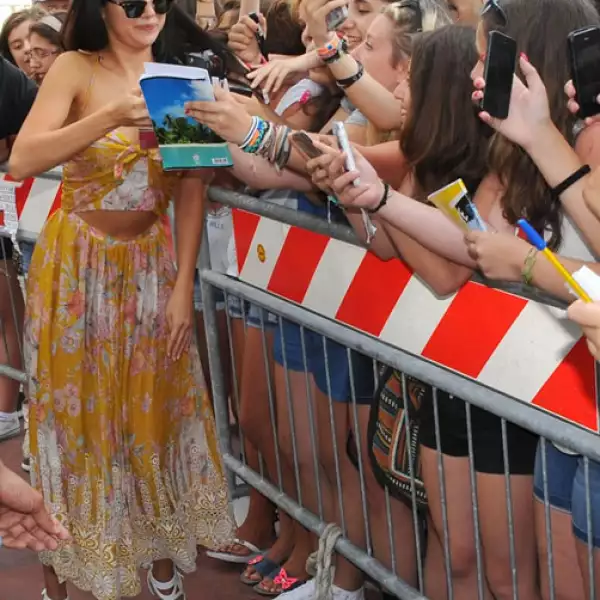 Firmó algunos autógrafos, causando la alegría de sus seguidores.