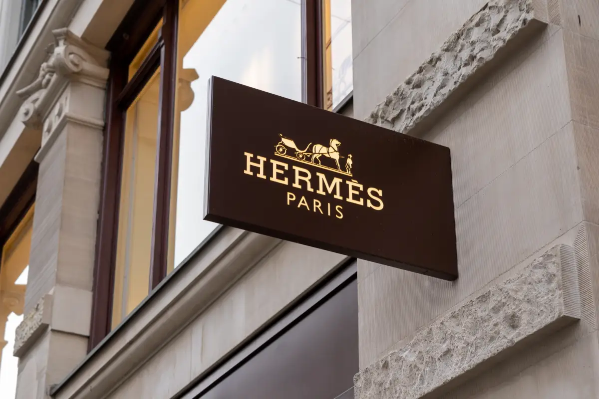 Foto de letrero de Hermès en una tienda en Oslo