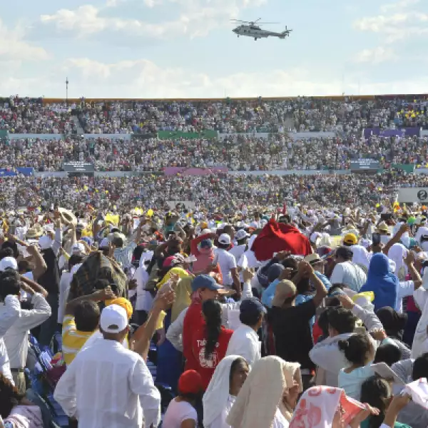 Miles de personas en el estadio Víctor Manuel Reyna en Tuxtla Gutiérrez observan el helicóptero papal.
