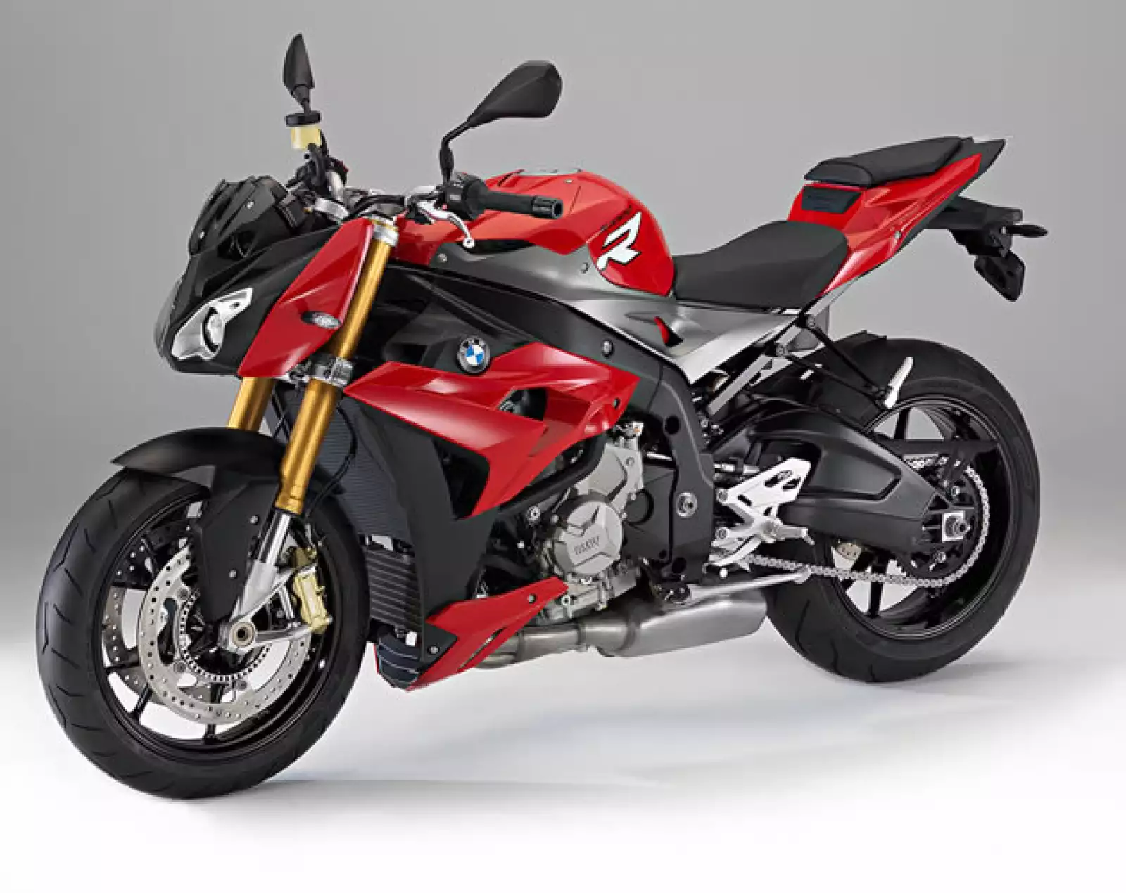 Este monstruo pesa 207 kilos y tiene 16 válvulas. Su encendido y arranque son electrónicos. Tiene 6 velocidades y el cambio es manual, cuestión que permite que el conductor tenga mucho más control ...