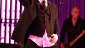 Acompañado por Paulina Rubio y Alejandro Fernández en concierto ante 50 mil personas.