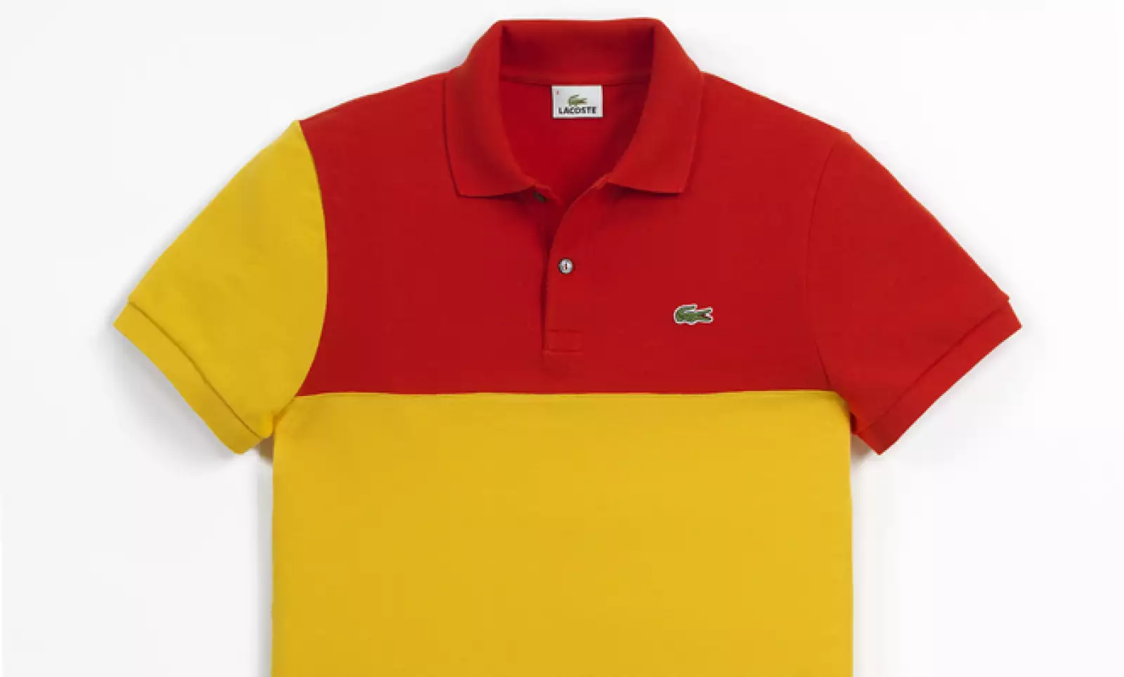 Por su parte, la edición que recuerda a la bandera de española combina de manera sutil los colores rojo y amarillo.