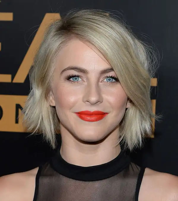 Julianne Hough también se atrevió a usar un tono bold para complementar su look en negro.