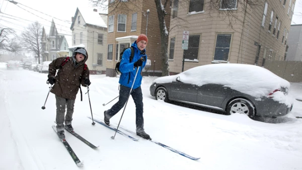 Gobernadores de Massachusetts, Rhode Island y Connecticut declararon estado de emergencia ante la tormenta. Dos personas avanzan con skies por las calles de Maine.