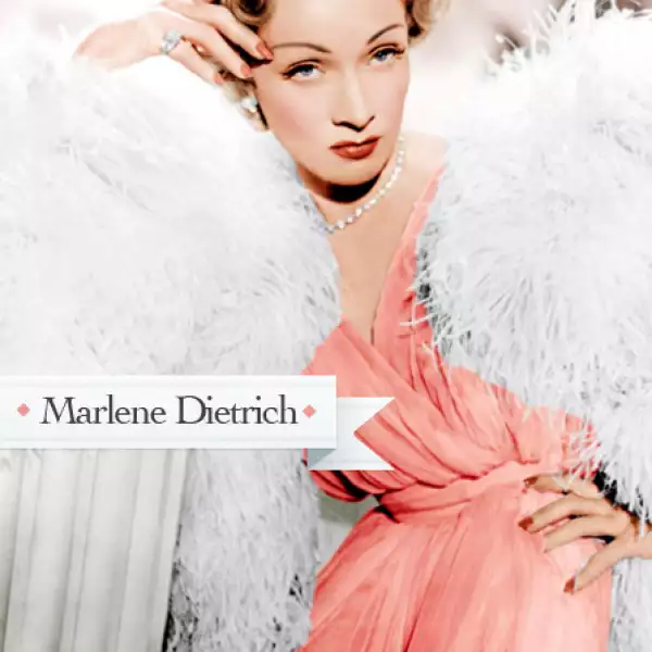 Gran aficionada de los elegantes diseños de Christian Dior, Marlene utilizó sus piezas en una conste para derrochar allure en cada uno de los eventos a los que asistía, entre los que sobresalieron los Oscar en 1951 y en el filme de Hitchcock `Stage Fright´.