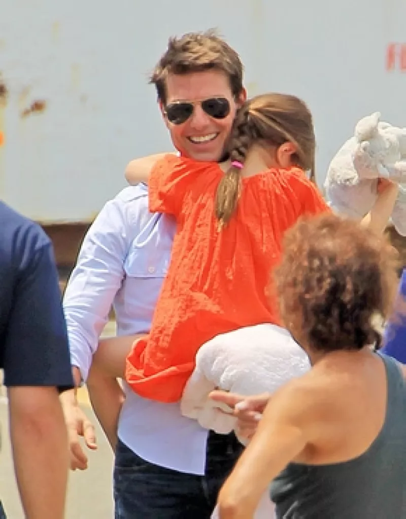 Después de tres meses sin verse, la hija de Tom Cruise viajó a Inglaterra para festejar con el actor.