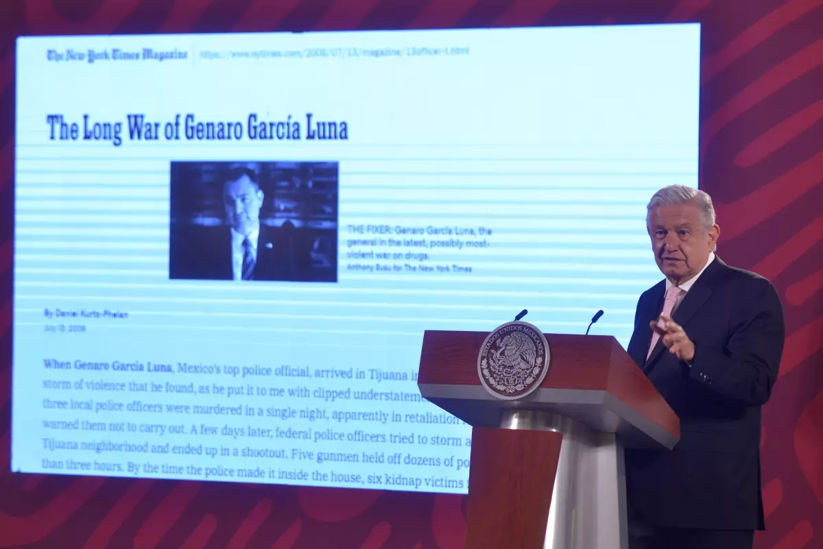 Andrés Manuel López Obrador, presidente de México, durante conferencia matutina, mostró la nota "La larga guerra de Gerardo García Luna" del periódico The New York Times.