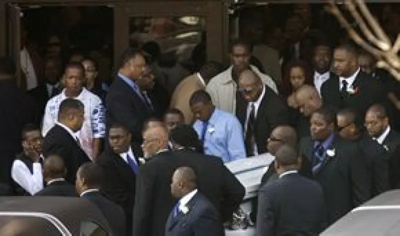 La actriz y cantante acudió a despedir a su hermano, a su sobrino y a su mamá, a quien besó como último adiós, según contaron los presentes.