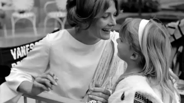 Natasha era hija de la famosa actriz Vanessa Redgrave. Aquí Natasha, de cuatro años, acompañando a su mamá durante la filmación de la película “Isadora” en 1967.