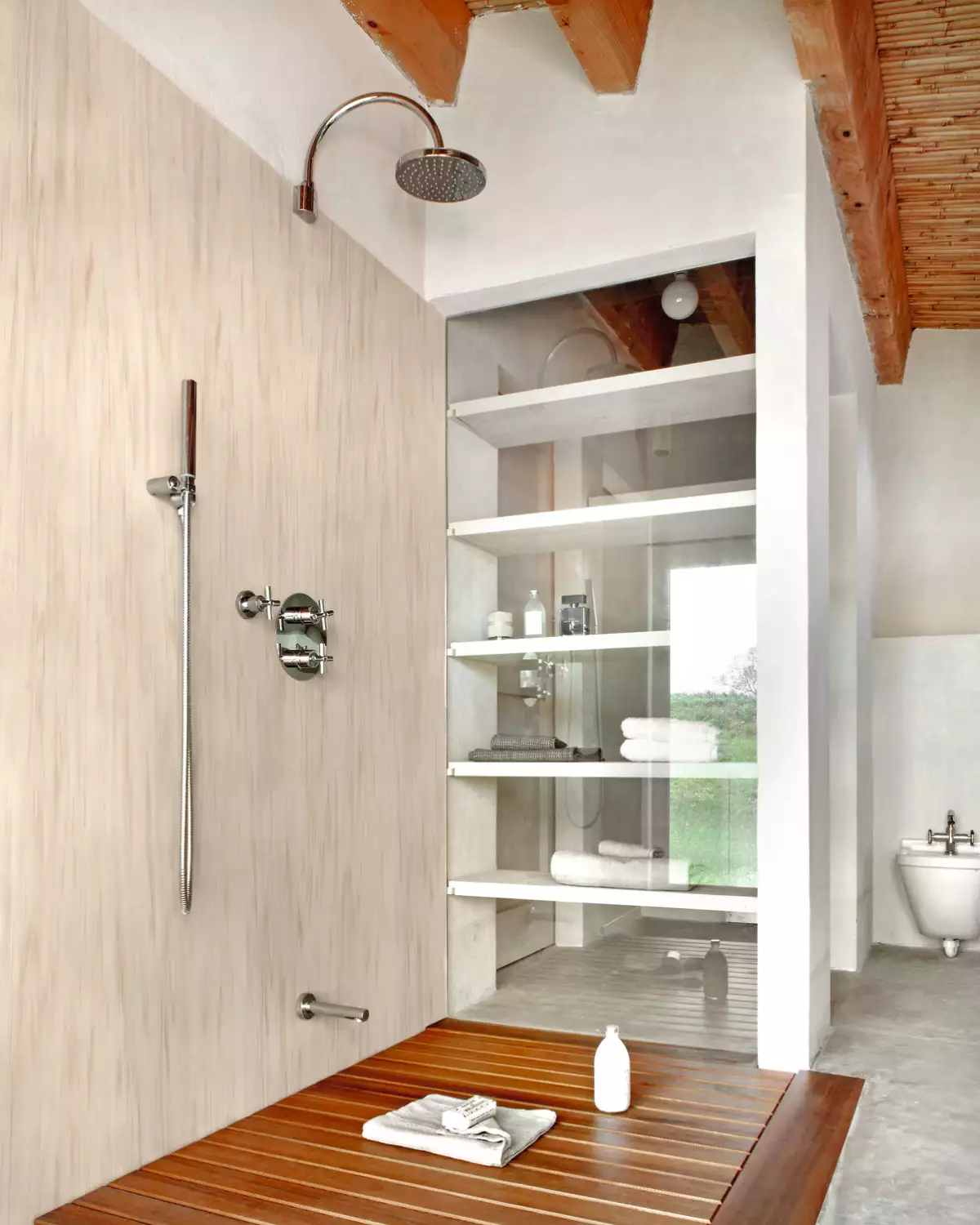 Recubrimiento de regadera en Corian® Solid Surface Beech Nuwood.