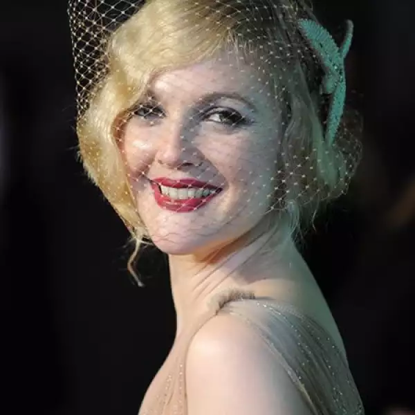 Drew Barrymore usó un coqueto pero extraño velo con pendiente de flor en la premiere de Grey Gardens.