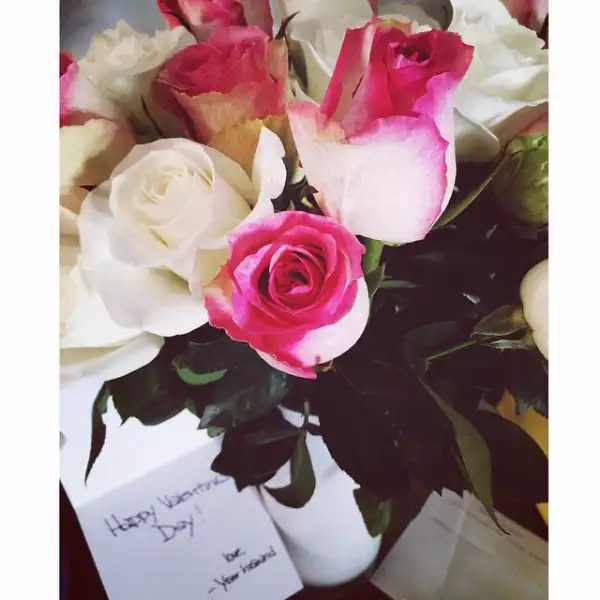 Reese Whiterspoon fue otra de las celebridades que recibió flores este San Valentín.