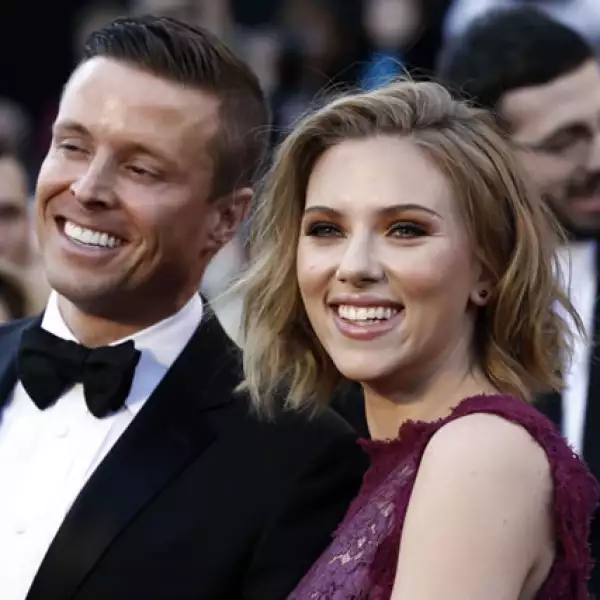 Scarlett Johansson con un amigo.